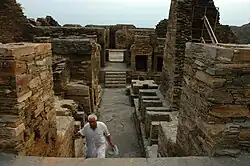 Gang mit Mönchszellen