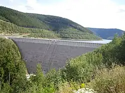 Vollendete Staumauer im August 2009