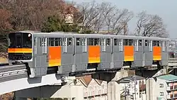 Zug der Baureihe 1000 der Einschienenbahn Tama