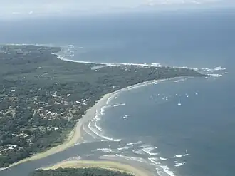 Ort und Strand aus der Luft