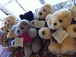 Zählen zu den Bekanntheiten des Ortes: Tambo Teddies, hier in beige, grau und schwarz