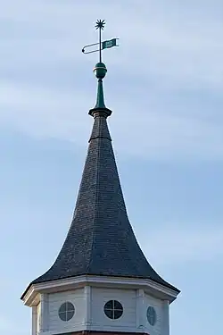 Schinkelkirche Glienicke, Tambour mit Spitzhelm und Wetterzeiger
