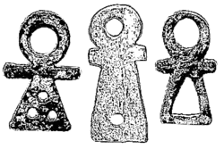 Eine Abbildung von drei Amuletten, geformt wie ein Ankh-Zeichen mit dreieckiger und sich nach oben verjüngernder Basis.