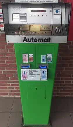 Ein Tankautomat älterer Bauart an einer deutschen Tankstelle