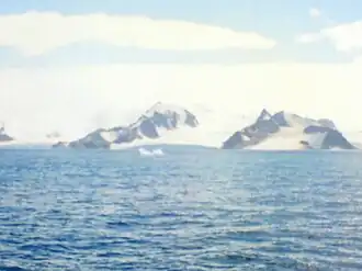 Blick von der Bransfieldstraße auf den Targowischte-Gletscher (Bildmitte)