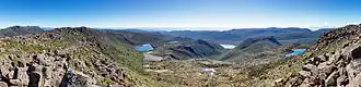 Tarn Shelf von der Rodway Range im Mount-Field-Nationalpark. Der Mount Field West ist der Berg ganz links.