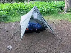 Tarp mit Trekkingstock als Stütze