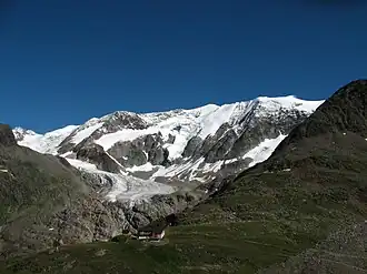 Petersenspitze (knapp rechts der Mitte) über Taschachferner und Taschachhaus (2434 m)