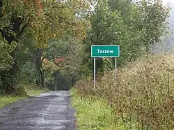 Straße zum Dorf führend.