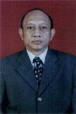 Taufikurrachman Saleh. Porträtbild aus einer Zeitschrift. Ein indonesischer Mann mit kurzen Haaren im Anzug.