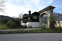 Pförtnerhäuschen und Torbogen