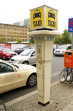 Rufsäule an einem Taxistand