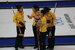 Die Frauenmannschaft 2010 im Vorrundenspiel gegen Dänemark (v. l. n. r.): Skip Wang Bingyu, Third Liu Yin, Lead Zhou Yan und Second Yue Qingshuang