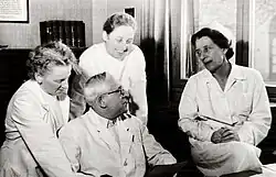 Chefarzt Dr. med. Ernst Schaefer (2. von links), Dr. med. Gisela Rossbach (geb. Schaefer) (3. von links)