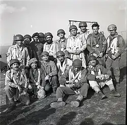 Israelische Soldaten der noch neuen Fallschirmjäger-Brigade im Jahr 1955 auf der Tel Nof Airbase