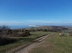 Der westliche Weg von der Spitze des Mottistone Down ermöglicht einen weiten Blick bis zu den weißen Kreidefelsen von Tennyson Down.
