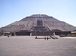 „Sonnenpyramide“ von Teotihuacán (um 300 n. Chr.)