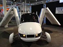 Terrafugia Transition beim Entfalten der Flügel