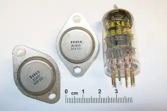 Elektronik-Bauteile von TESLA: (2 Leistungstransistoren im TO-3-Gehäuse und Elektronenröhre)