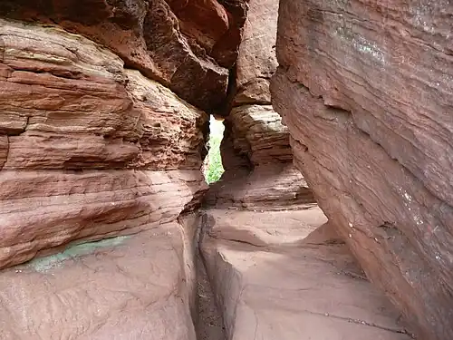 Blick durch den Tischfuß