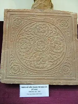 Fliese mit Chrysanthemen-Motiven, 11. bis 12. Jh.