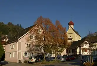 Dorfzentrum mit Pfarrkirche