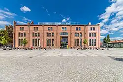 Halle 10 mit Mensa und Hochschulbibliothek