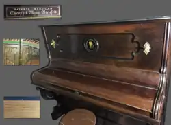 Klavier von Theophil Mann, hergestellt um 1873 und mit handschriftlich vermerkter Seriennummer 1008.
