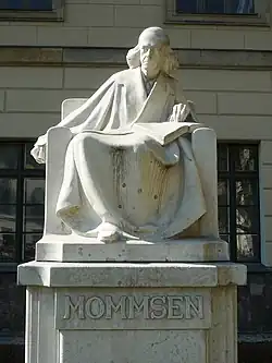 Denkmal Theodor Mommsen vor der Humboldt-Universität