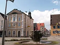 Felsenbrunnen (1970), Bronze, 280 cm breit. Standort: Thannhausen, Rathausplatz