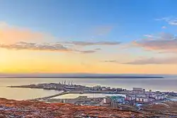 Blick vom Paakinai-Hügel auf den Hafen