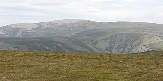 Blick von Westen jenseits von Glen Bruar zum Beinn Dearg