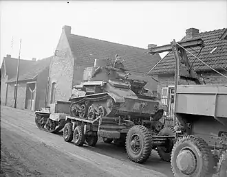 Transport eines Light Tank Mk VI auf Anhänger