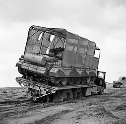 Transport eines als LKW getarnten Crusader-Panzers auf Ladepritsche