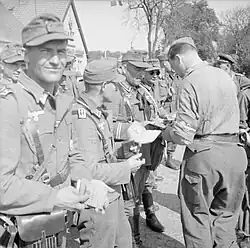 Deutsche Soldaten, die im Mai 1945, während des Abzuges, an der Grenze bei Kruså kontrolliert werden.
