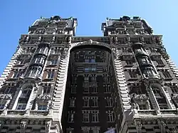 Die Südfassaden mit dem Verbindungsbogen