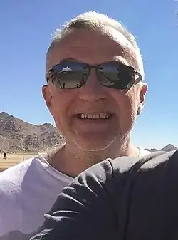 Foto einer Person mit Sonnenbrille