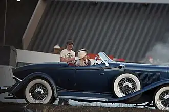 Leonardo DiCaprio und Carey Mulligan während einer Fahrt in einem Oldtimer