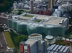 Luftbild der Gesamtanlage: die Lobby befindet sich im vorderen Teil, hinter der gewellten Fassade, im hinteren, rechteckigen Teil des Gebäudes sind die Ausstellungsräume untergebracht.