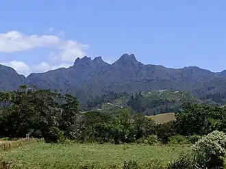 The Pinnacles ist der Berg mit den vier größeren Bergspitzen auf der linken Seite