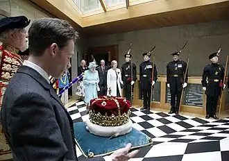 Alexander Douglas-Hamilton, 16. Duke of Hamilton, trägt die schottische Königskrone bei der Parlamentseröffnung 2011 Königin Elisabeth II. voraus.