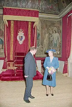 Königin Elisabeth II. im rekonstruierten Thronraum von Königin Anna (1990)