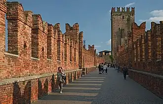 Fahrbahn mit Bergfried des Castelvecchio