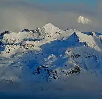 The Spearhead (Mitte) und der Tremor Mountain (in den Wolken verschwimmend)
