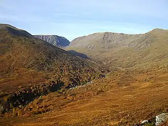 Blick vom Anstieg zum östlich benachbarten Càrn Liath nach Westen, in Bildmitte der Stob Poite Coire Ardair, links The Window und die Nordostwand des Creag Meagaidh