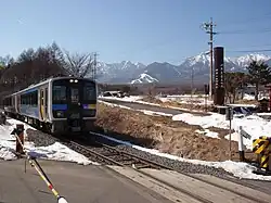 JR Highest Point Monument und Zug (Kiyosato – Nobeyama Februar 2011)