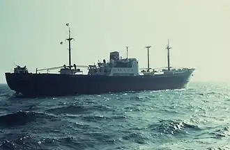 Die gedippte Flagge und die Reedereiflagge am Topp des Großmasts