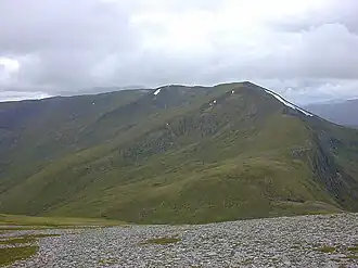Blick vom Sgùrr nan Clachan Geala, einem Vorgipfel des Sgùrr na Lapaich, nach Westen auf das breite Massiv des An Riabhachan
