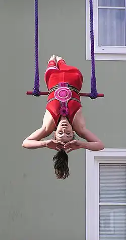 Großaufnahme der Trapezkünstlerin Theaker von Ziarno aus Neuseeland, 19. Pflasterspektakel 2005