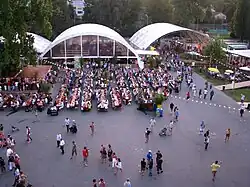 Eines der Restaurants und rechts Eingangsbereich mit Billetschalter